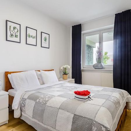 Family Apartment With A Terrace On Aleje Jerozolimskie Varsó Kültér fotó