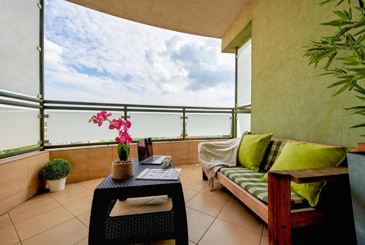 Family Apartment With A Terrace On Aleje Jerozolimskie Varsó Kültér fotó