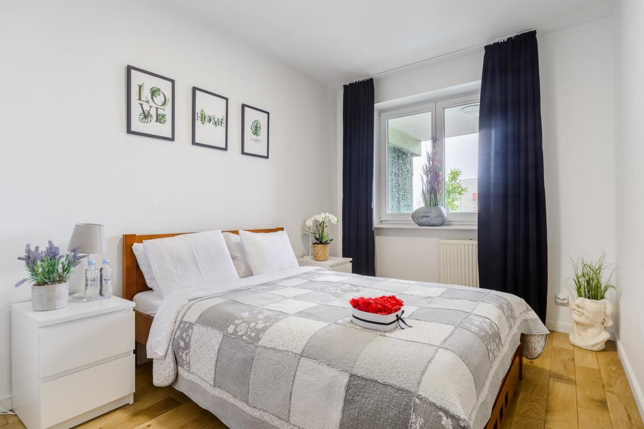 Family Apartment With A Terrace On Aleje Jerozolimskie Varsó Kültér fotó